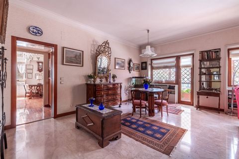Cassia Casale Ghella, we are pleased to offer for sale, within an elegant area surrounded by greenery, an elegant apartment of approximately 160m2 in a quiet and private setting, with 24-hour concierge service, children's playground, gym and private ...