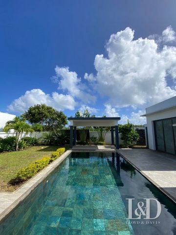This large contemporary villa is just a few minutes from shopping malls and the city centre. It consists of a living room opening completely to the outside, 3 bedrooms and an independent bedroom ideal for entertaining, for a teenager or to convert in...