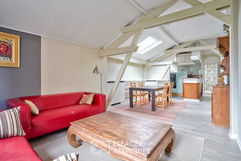 In the sought-after Petit Colombes district, a stone's throw from the Garenne Colombes train station, this 80 m2 Carrez apartment on the top floor offers a resolutely homely spirit. It benefits from a real entrance hall leading to a large living room...