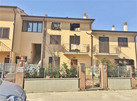 CASTIGLIONE DEL LAGO: first floor apartment of 85 square meters with a living room, kitchenette, master bedroom, small bedroom, bathroom with shower and two terraces. The property includes a garage in the basement. Well-finished. The property is curr...