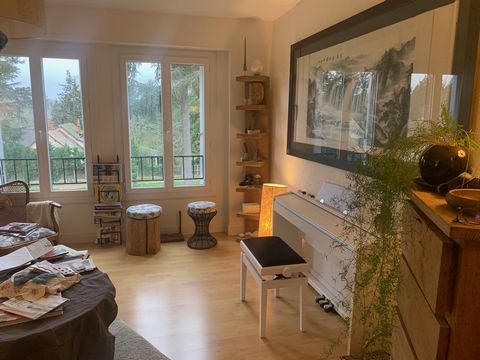 Move into this apartment near the city center of Amboise (37) The apartment consists of a living and dining area of 29 m2, a bathroom, a separate kitchen, fitted and equipped and a sleeping area including a bedroom with the possibility of a second be...
