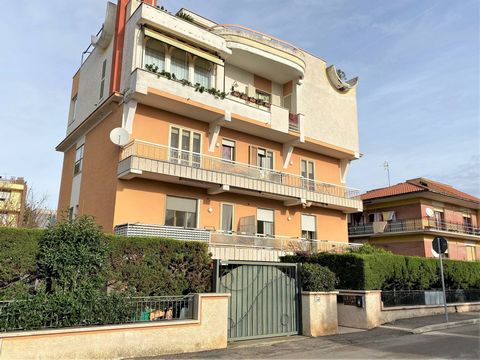 À Tarquinia dans le quartier de Paparello, et précisément dans la Via Veio, une opportunité unique se présente pour ceux qui souhaitent une propriété aux caractéristiques exclusives. L'appartement à vendre, situé au deuxième étage d'un petit immeuble...