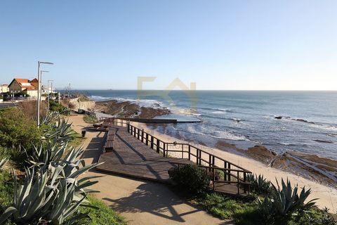 Renovated house on the 1st line of the sea - Avencas - Parede - Cascais 4 bedroom villa located in the stunning area of Avencas, in Parede. This unique property on the front line, facing the Atlantic Ocean, offers a stunning view of the sea and acces...