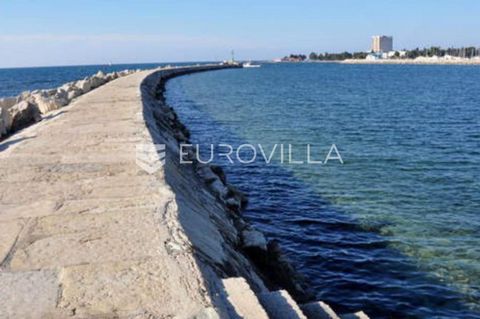Umag, strict center of the city, office building with the possibility of conversion into a stable in the first row to the sea. The office space is located on the first (300m2) and second (300m2) floors of a well-maintained building with an elevator i...