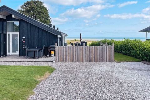 Cerca de las playas de Øster Hurup y con buenas vistas se encuentra esta casa de campo especial. La casa está amueblada de forma moderna. Desde el salón se accede a una gran terraza abierta y cubierta donde se puede disfrutar de la vista del Kattegat...