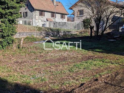 Located in Vaulnaveys-le-Haut, this serviced flat land of 715 m² benefits from a privileged location close to the village center, its shops, its primary and nursery schools and the Grenoble-Vizille bus stop. This village offers a pleasant and practic...