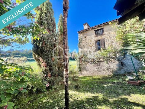 Beautiful barn with one floor in the center of Rimont. Healthy walls and magnificent framework, roof to be redone. The very well exposed land is made up of two terraces and has some fruit trees. The water and electricity connection is made in front o...