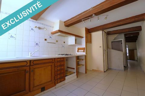 R+2 house of around 110m² in the town center of Gréoux-les-Bains. With two possible entrances, this house is composed of 2 studios of 14m² and two T2 of 26m² for a profitability of 2300 euros/month for seasonal rental. Currently this house was conver...