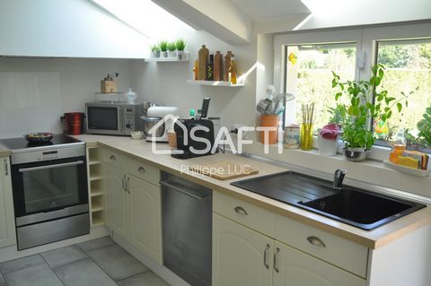 This very pretty charming detached house of 116 m2 on a semi-single storey, completely renovated having kept all its authenticity, located 10 minutes from Hesdin, 30 minutes from Montreuil, offers you on the ground floor: its living room, its fully e...