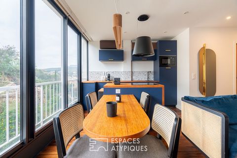 On the fourth and last floor of a luxury building with elevator, this completely renovated apartment of 33 m2 is located in the Port of Cassis. Solid parquet flooring, plenty of light and living space opening onto an elegant kitchen, are the assets o...