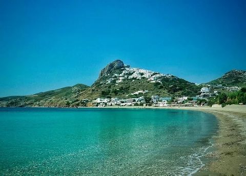 Elegante villa en la isla de Skyros / Molos Beach. Situada en un lujoso buurt van Skyros East, esta mágica villa isleña de 238 m2 se encuentra en la isla a 3 minutos de la costa de la ciudad y de la playa de los Molos. Con 4 dormitorios, 4 baños y un...