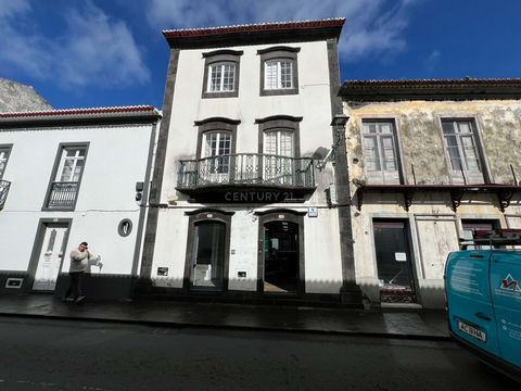 Commercial space located at the very centre of the city of Ribeira Grande, currently leased with a high rental income, and in perfect maintenance condition. The space is composed of entrance lobby and waiting area, working / customer service area wit...
