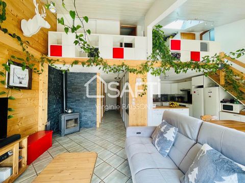 In Bourg-Saint-Maurice, top-floor duplex apartment with lift in a digicode-secured residence close to the station and shops. Free bus stop serving the whole town and funicular for direct access to Les Arcs ski resort. Two parking spaces, a cellar and...