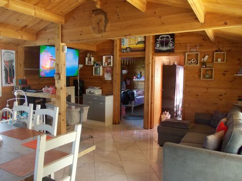 You want peace and quiet, not overlooked, so come and discover this charming house of 60 m2 with a chalet of 19 m2 on a set of 80 m2 of living space built in wood in 2016 located in a peaceful environment and pleasant in a small common village of Nan...
