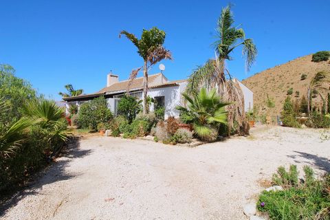 Great Finca with incredible views in Majada Luna, Álora. 35,000 m2 of plot, 200 m2 built, 3 bedrooms, 1 bathroom. This Finca, which house of 150 m2 was built in 2007 on the walls of an ancient construction from the beginning of the last century and r...