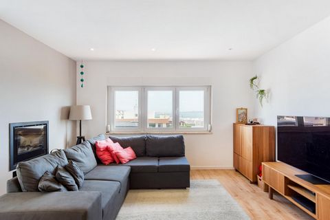 Penthouse - 3 bedroom apartment - deeply refurbished in 2021. Placed on the top floor, with exclusive access to an 80 sqm terrace with river and sea views. Large dimensioned apartment, with plenty of light, in a building from 1986, being composed by:...