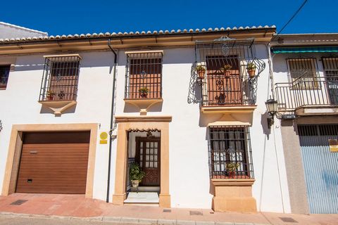 The semi-detached house is located in the quiet and familiar neighborhood of San Rafael, in Ronda. This neighborhood offers many resources such as several supermarkets, bars, green areas, schools, etc. and very close to the city center. Currently, it...