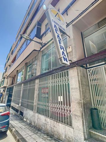 Discover the perfect space to boost your business in the heart of Santa Cruz de Tenerife. We are pleased to present an exclusive commercial space of 242m², designed for those looking to establish or expand their presence in a prime location. This spa...