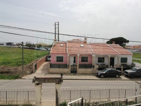 House T2 bi-family, corresponding this fraction to the 1st floor. The property is in a used state, in need of general conservation works with large patio. Sold in the state of conservation in which it is located. The villa consists on the 1st floor b...