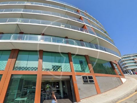 La propriété en vente est située dans le bâtiment Mirador à Aveiro, qui se compose d'un total de 14 étages pour le parking, le commerce, les services et le logement. La propriété est dans la configuration du locataire précédent, qui dirigeait un club...