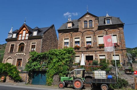 Balcon avec une vue magnifique et une vue magnifique sur la Moselle, les maisons viticoles pittoresques et les vignobles du célèbre Zeller Schwarzen Katz.