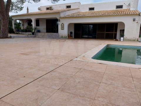 Beautiful 4 bedroom villa with pool in São Lourenço Almancil. Detached single-storey villa, with lots of natural light, unobstructed views, excellent patio space and swimming pool. All rooms in the house have air conditioning and plenty of natural li...