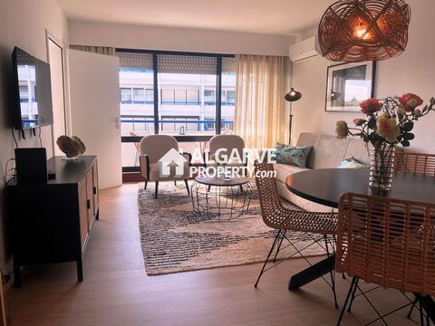 Located in Vilamoura. 2 bedroom apartment completely renovated and equipped with refinement, located in a gated community, with spacious pool area and private parking located in Vilamoura. Located in a privileged area close to all amenities. Just a f...