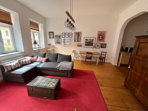 Centrally located, this cosy flat offers a perfect location 5 minutes from the town hall and Maximilianstrasse. Equipped with a seating area (2nd sleeping possibility), a fully functional kitchen and a separate bedroom (bed 120x200) as well as a newl...