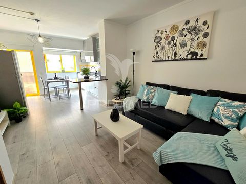 Fantastique appartement de 1 chambre, inséré dans une copropriété privée à 200 mètres de la célèbre Praia da Rocha (5 minutes à pied), avec piscines d’eau salée, courts de tennis, café, coiffeur, supérette et toutes les commodités et animations d’un ...