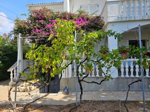 Location: Primorsko-goranska županija, Rab, Barbat na Rabu. RAB ISLAND, BARBAT - House with apartments near the beach Detached house 350 meters from the sea, with a beautiful garden in a quiet neighborhood, on the edge of the construction zone. The h...