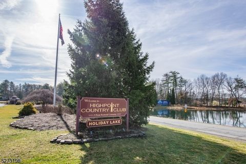 Welcome to easy living at High Point Country Club! This 3 bed, 2 bath first floor condo boasts a brand new kitchen, a cozy Living Room with Fireplace, and a Primary Bedroom with a full bath and sliders to your private patio. New flooring throughout, ...