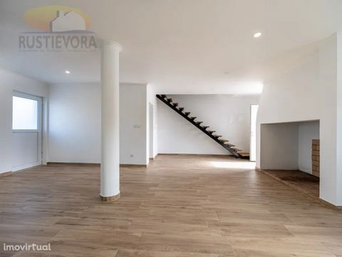 Cette charmante villa de 2 chambres, située dans la municipalité de Montemor-o-Novo, paroisse de Foros de Vale Figueira, offre l’équilibre parfait entre confort et fonctionnalité, répartie au rez-de-chaussée et au premier étage. En entrant, vous êtes...