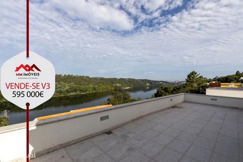 3 bedroom villa located on the banks of the iconic Douro River in the final stages of construction , with four solar fronts , with a total area of 350m2, implemented on a 500m2 terrace, with stunning views   and a unique living experience.   The vill...