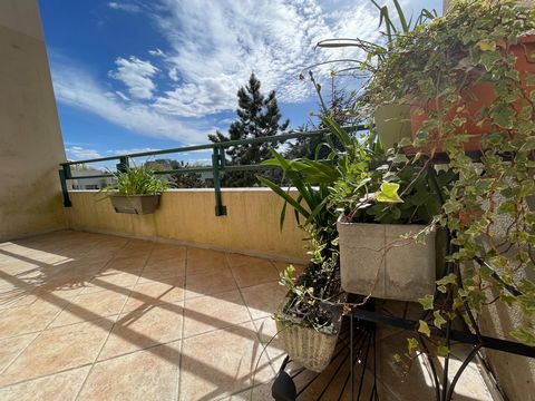 SAFTY offers you: On the 5th floor, of a residence with caretaker, this beautiful 73M² apartment, very pleasant, with its 3 loggias as an extension of the living rooms. It consists of an entrance with wardrobe, a living room with parquet flooring ope...