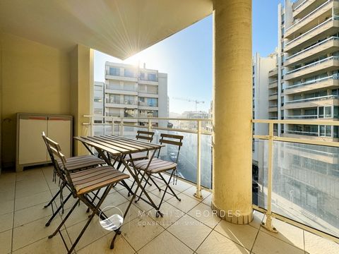 Idéalement situé à seulement 100 mètres de la célèbre Grande Plage de Biarritz, cet appartement traversant au 5ème étage d'une résidence de standing offre un cadre de vie exceptionnel. Vous serez séduit dès l'entrée par un séjour spacieux et lumineux...