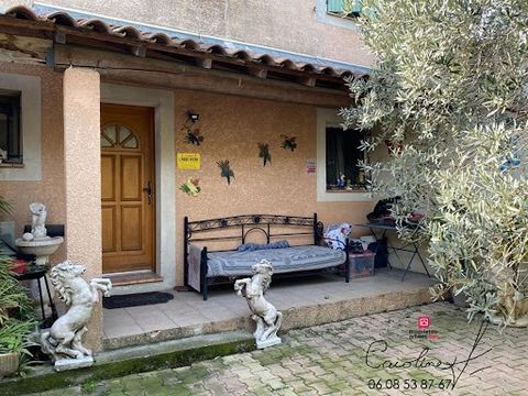13200 - ARLES Caroline Faucon presents a recent detached house of 137m2, 2 bedrooms on a plot of 700m2. Located in the Trinquetaille district, close to the city center of Arles, shops and schools, it consists on the ground floor of a large warm and b...