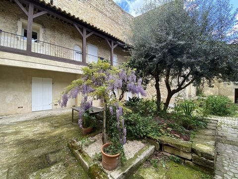 EXCLUSIVE!! Nestled in the heart of the old village of Bernis close to all local shops, the Corinne Ponce Agency is pleased to present this exceptional property 30 minutes from the beaches and 15 minutes from Nîmes. The majestic portal lined with cyp...