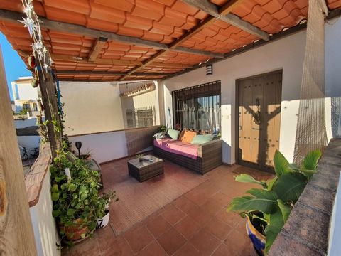 Spacious house located 750 m from the beach and Paseo Marítimo de la Carihuela, and 1,800 m from Puerto Deportivo de Benalmádena (Puerto Marina). Close to supermarkets, shops, health centers, and all kinds of services. Very good road communication th...