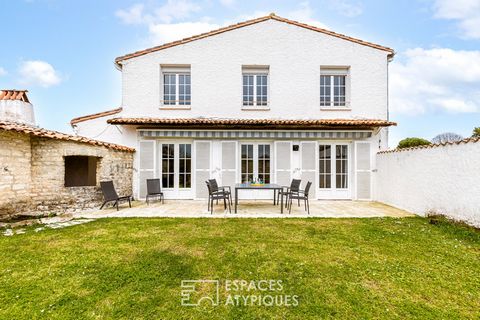 Nestled in the town centre of Saujon, a spa town with all shops, schools and college, only 15 minutes from Royan and its beaches, this large residence combines comfort and authenticity. The beautiful and large solid wood door reveals a warm entrance,...