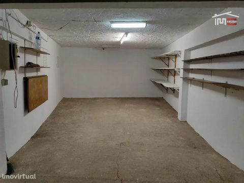 Garagem box à venda, com uma área de aproximadamente 22 m2, situada ao nível da subcave em um edifício estrategicamente posicionado na rua do Ginásio, próximo à estrada nacional, em uma área central movimentada de comércio e serviços na Baixa da Banh...