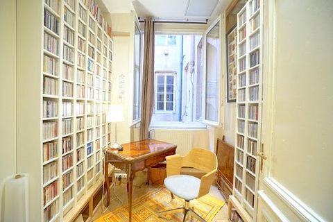 GREAT OPPORTUNITY FOR LIBERAL PROFESSION Quai André Lassagne, 3 minutes from the Lyon Opera House. Come and discover this vast divisible apartment of 103 M2, crossing East-West with character with its beautiful volumes (HSF 3.70 m), mouldings and fir...
