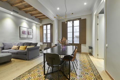 Mooi appartement volledig gerenoveerd in het historische centrum van Barcelona: de Gotische wijk. Het heeft 143m2 verdeeld in een woonkamer, een volledig uitgeruste onafhankelijke keuken, twee slaapkamers, twee complete badkamers (een van hen en suit...