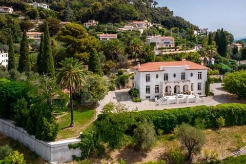 An exceptional property for sale located on the heights of Grasse within the historic district of Saint Christophe. This generously sized family residence will charm you with its spacious interior living areas, shaded outdoor spaces and breathtaking ...