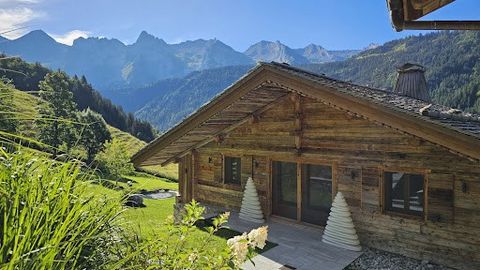 Le Grand-Bornand, facing the Aravis Range, this remarkable 18th century farmhouse has been fully renovated, on a 7,060 sqm plot. 304 sqm of living space on 3 levels and a 18 sqm mazot. The main floor offers a large living room including a kitchen, a ...