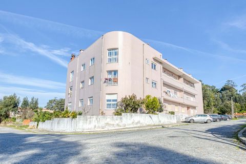 Excellent T2 in Arcozelo with three solar fronts and sea view We present a unique opportunity to live in a distinct 2 bedroom apartment in Travessa das Lavouras in Arcozelo. With a gross area of 114m², this property offers a welcoming and well-distri...