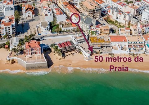 Cet appartement fantastique de deux chambres offre un emplacement privilégié à seulement 50 mètres de la plage d'Armação de Pêra. Situé au deuxième étage d'un immeuble sans ascenseur, l'appartement offre une vue imprenable sur la mer, vous permettant...