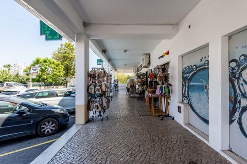 Located on the ground floor of the Euro Latino building, on Torre Da Madronheira Street, the commercial space offers easy access on foot or by car, as well as excellent nearby parking. With a total area of 120 m², divided between 60 m² on the ground ...