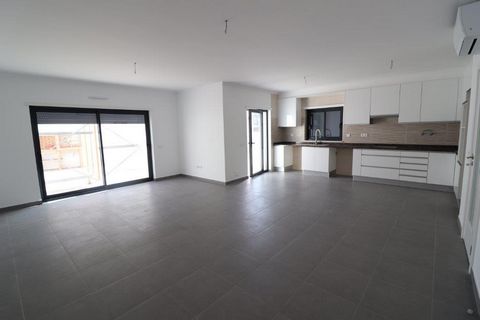 3 bedroom townhouse, corner, kitchen equipped with hob, oven and extractor fan, with pre-installation of air conditioning and installation of solar panel for hot water, barbecue, garage and attic with 36.27m2 with a terrace of 22.78m2. It has an outd...