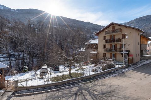 This is an excellent opportunity to purchase a plot of land and build your home in a popular location in Brides les Bains. It has good access to the 3 Valleys ski domain and is close to the shops, restaurants and the télécabine up to Meribel. 500 m2 ...