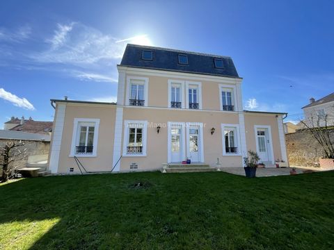 ANNE MANO Immobilier offers in the city center of Château-Thierry and close to all amenities, this independent bourgeois house of 1870, comprising on the ground floor an entrance, a bright living room of about 40m2, a separate kitchen furnished and e...